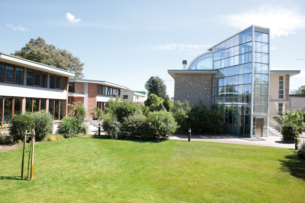 TH Tirrenia - Green Park Resort — Hotel building in Pisa, Tuscany