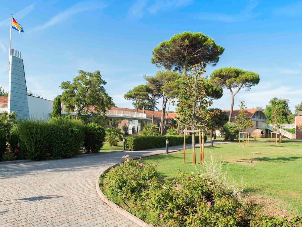 TH Tirrenia - Green Park Resort — Hotel building in Pisa, Tuscany