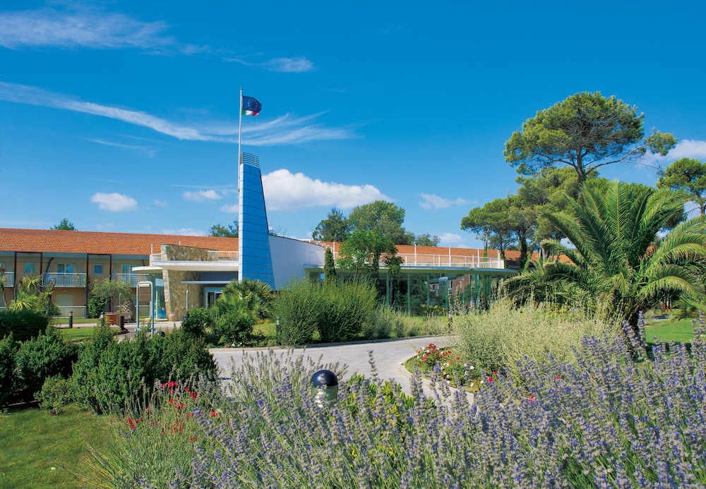 TH Tirrenia - Green Park Resort — Hotel building in Pisa, Tuscany