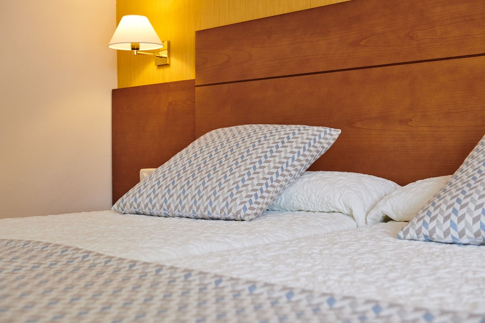 Hipotels Bahía Grande Aparthotel — Hotel rooms in Cala Millor, Balearic Islands