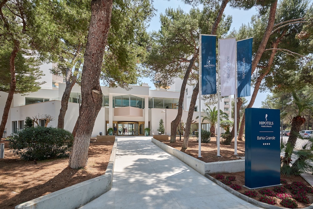 Hipotels Bahía Grande Aparthotel — Hotel building in Cala Millor, Balearic Islands