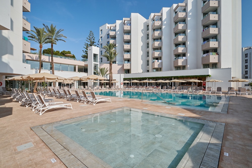 Hipotels Bahía Grande Aparthotel — Swimming pool in Cala Millor, Balearic Islands