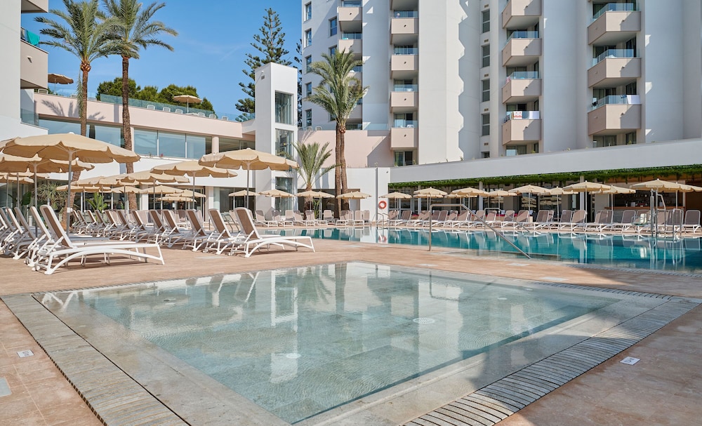 Hipotels Bahía Grande Aparthotel — Swimming pool in Cala Millor, Balearic Islands
