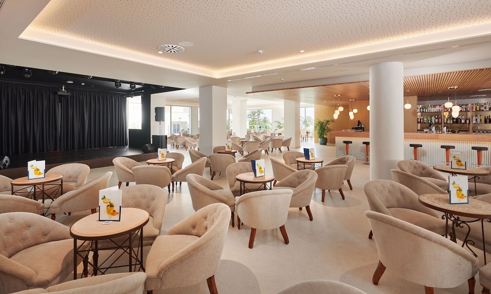 Hipotels Bahía Grande Aparthotel — Restaurant & bars in Cala Millor, Balearic Islands