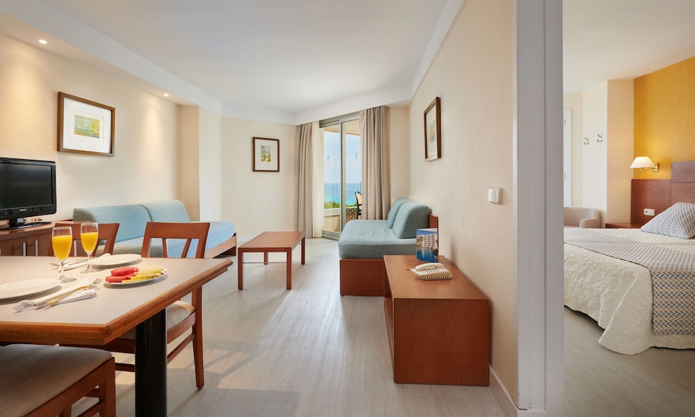 Hipotels Bahía Grande Aparthotel — Hotel rooms in Cala Millor, Balearic Islands