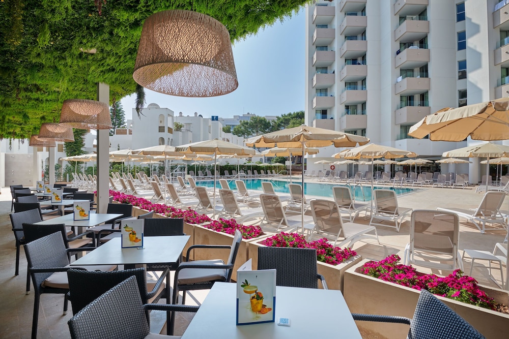 Hipotels Bahía Grande Aparthotel — Restaurant & bars in Cala Millor, Balearic Islands