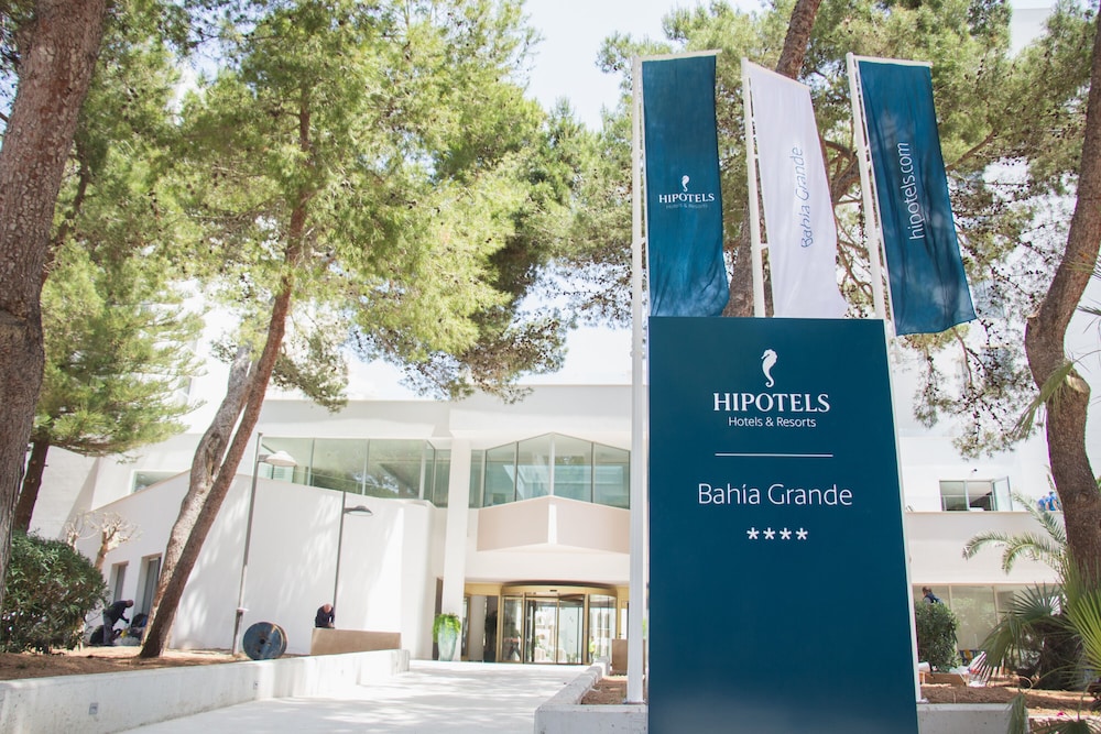 Hipotels Bahía Grande Aparthotel — Hotel building in Cala Millor, Balearic Islands