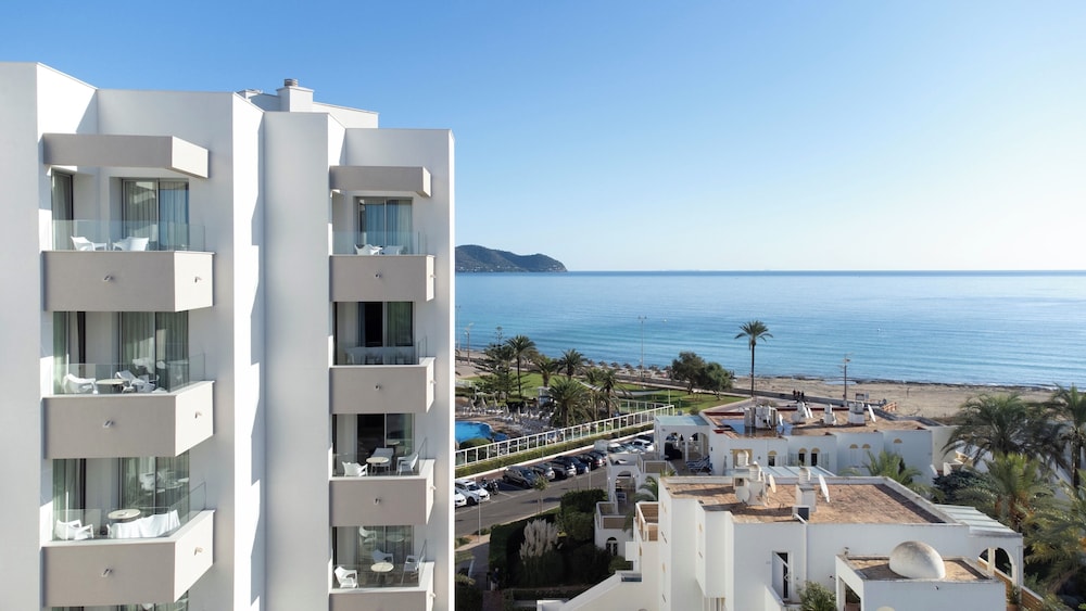 Hipotels Bahía Grande Aparthotel — Hotel building in Cala Millor, Balearic Islands