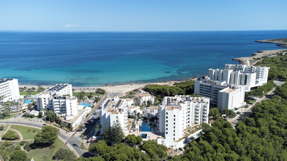 Hipotels Bahía Grande Aparthotel — Hotel building in Cala Millor, Balearic Islands