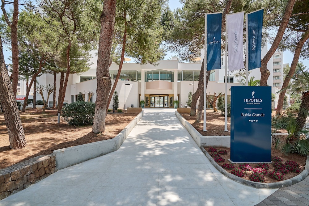 Hipotels Bahía Grande Aparthotel — Hotel building in Cala Millor, Balearic Islands