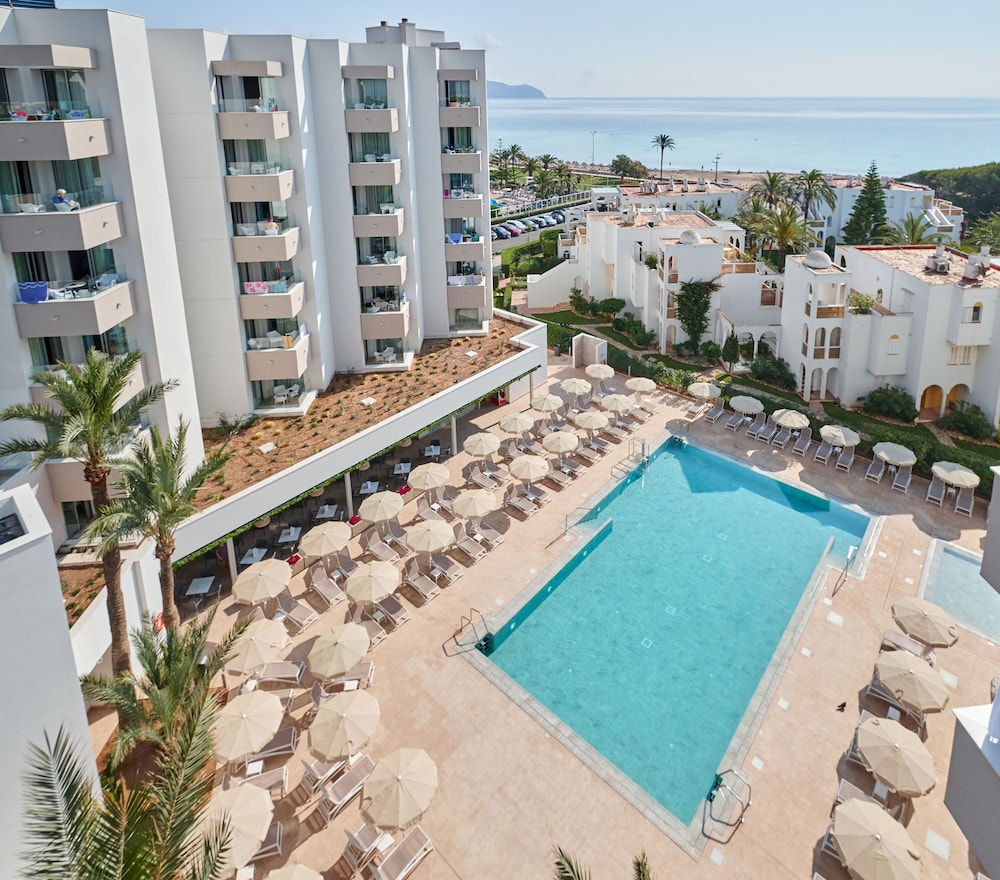 Hipotels Bahía Grande Aparthotel — Swimming pool in Cala Millor, Balearic Islands