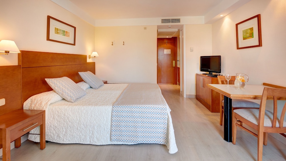 Hipotels Bahía Grande Aparthotel — Hotel rooms in Cala Millor, Balearic Islands
