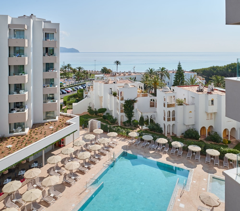 Hipotels Bahía Grande Aparthotel — Main photo in Cala Millor, Balearic Islands