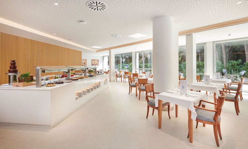 Hipotels Bahía Grande Aparthotel — Restaurant & bars in Cala Millor, Balearic Islands