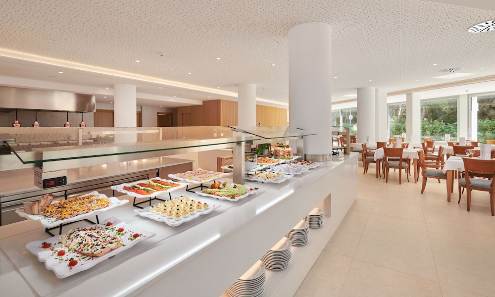 Hipotels Bahía Grande Aparthotel — Restaurant & bars in Cala Millor, Balearic Islands