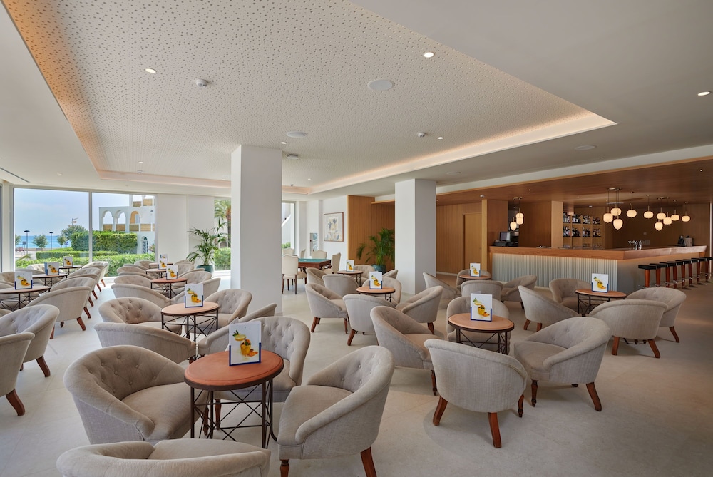 Hipotels Bahía Grande Aparthotel — Restaurant & bars in Cala Millor, Balearic Islands