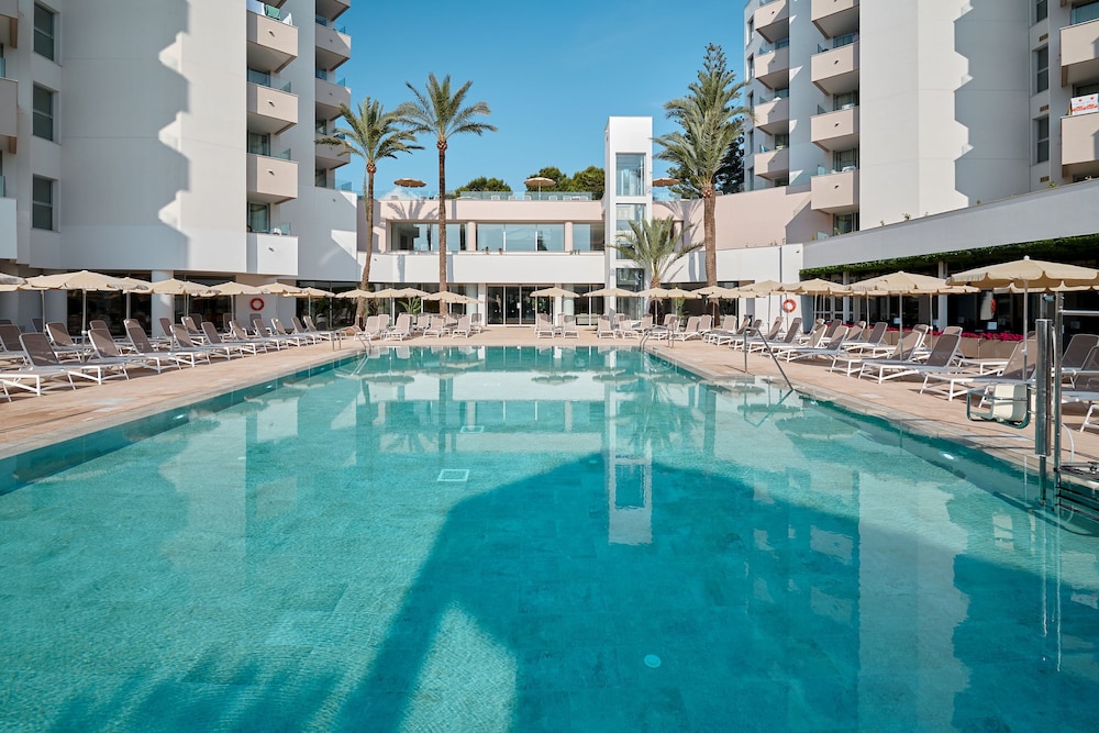Hipotels Bahía Grande Aparthotel — Swimming pool in Cala Millor, Balearic Islands