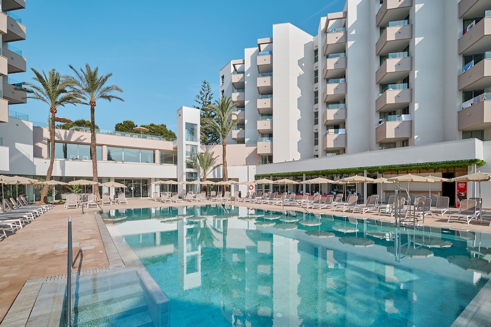 Hipotels Bahía Grande Aparthotel — Swimming pool in Cala Millor, Balearic Islands