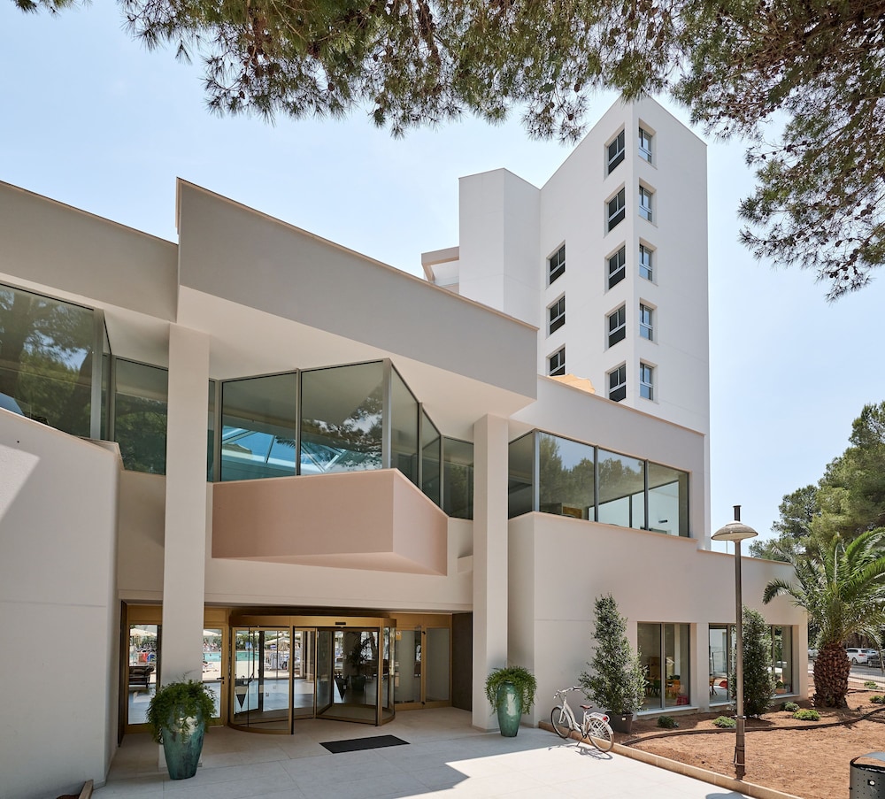 Hipotels Bahía Grande Aparthotel — Hotel building in Cala Millor, Balearic Islands