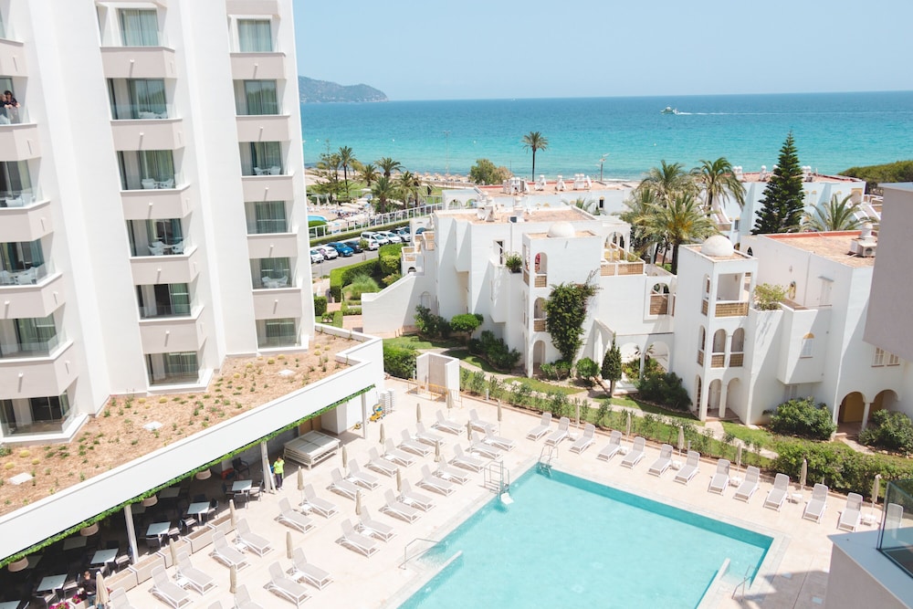Hipotels Bahía Grande Aparthotel — Swimming pool in Cala Millor, Balearic Islands