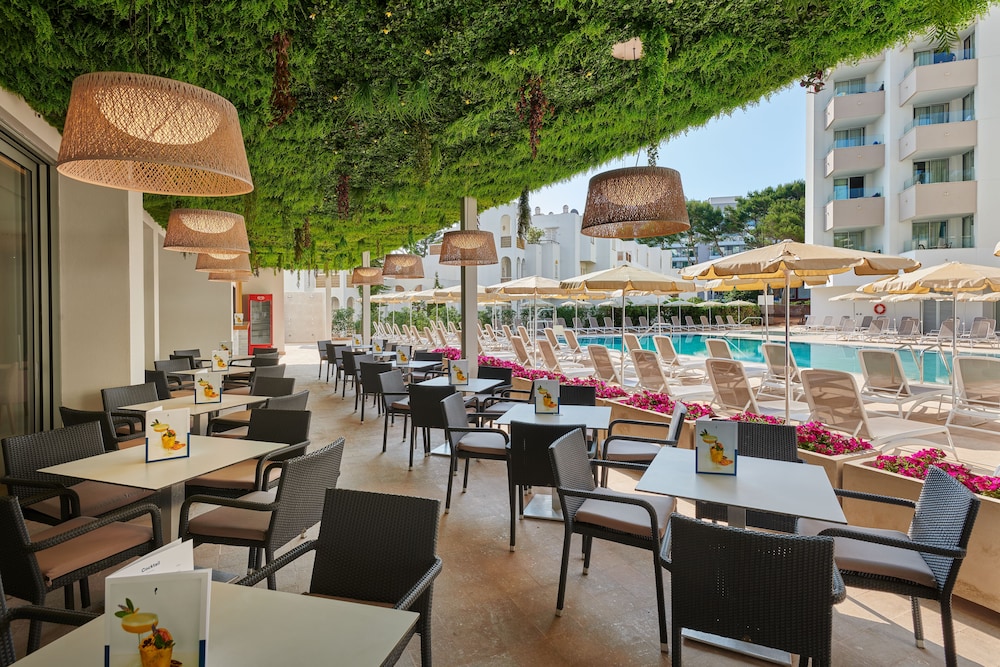 Hipotels Bahía Grande Aparthotel — Restaurant & bars in Cala Millor, Balearic Islands