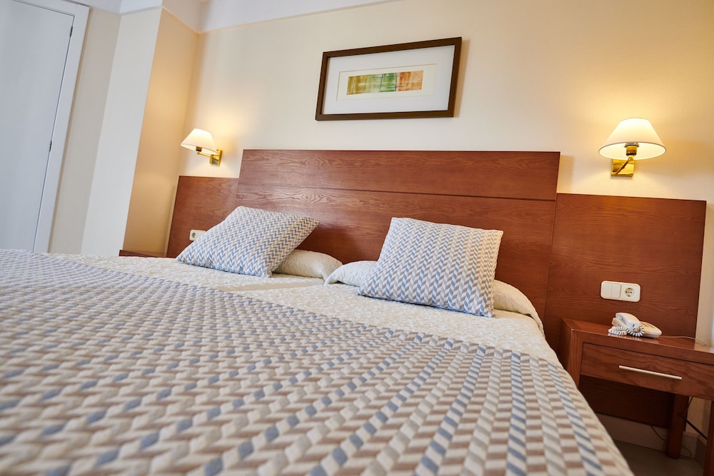 Hipotels Bahía Grande Aparthotel — Hotel rooms in Cala Millor, Balearic Islands