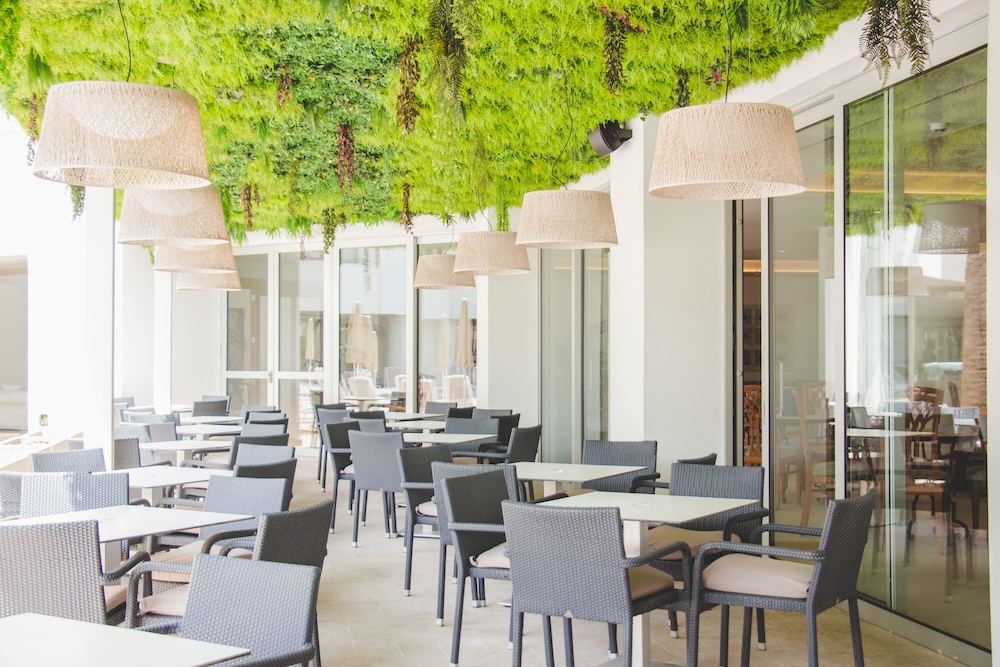 Hipotels Bahía Grande Aparthotel — Restaurant & bars in Cala Millor, Balearic Islands