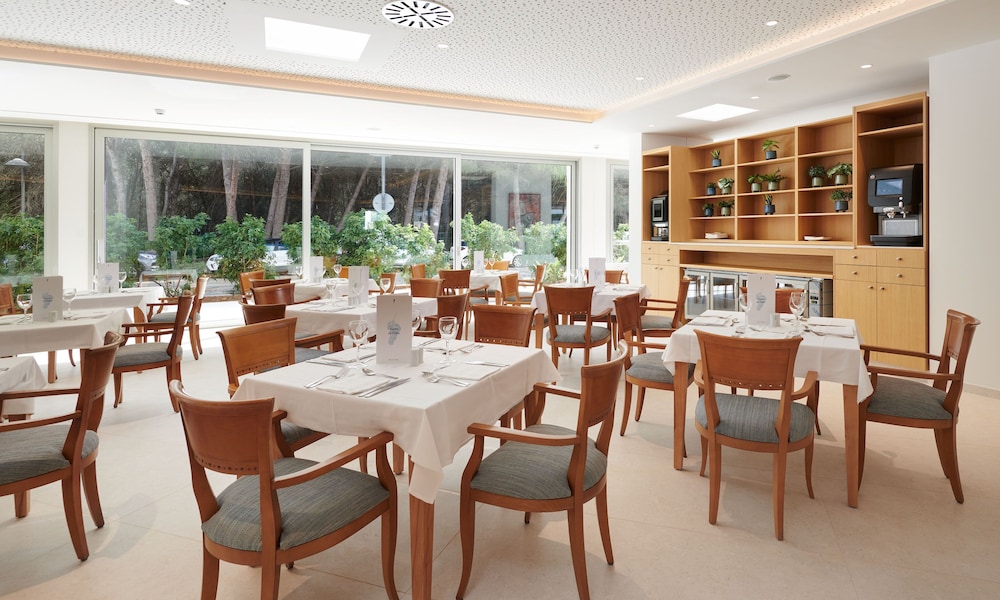 Hipotels Bahía Grande Aparthotel — Restaurant & bars in Cala Millor, Balearic Islands