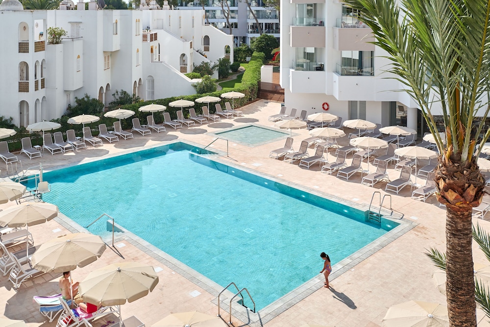 Hipotels Bahía Grande Aparthotel — Swimming pool in Cala Millor, Balearic Islands