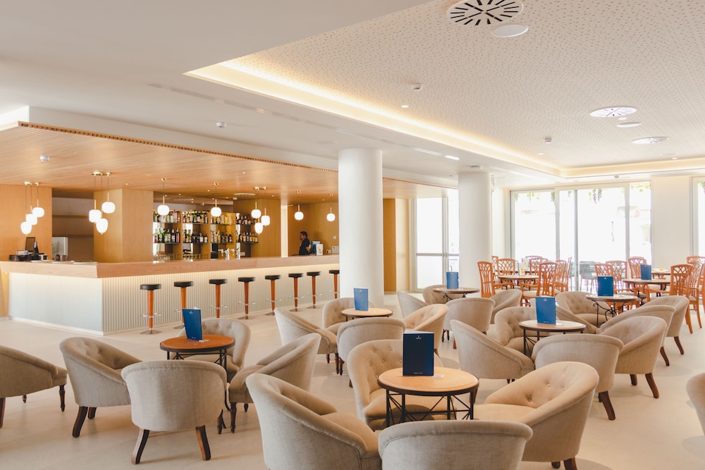 Hipotels Bahía Grande Aparthotel — Restaurant & bars in Cala Millor, Balearic Islands