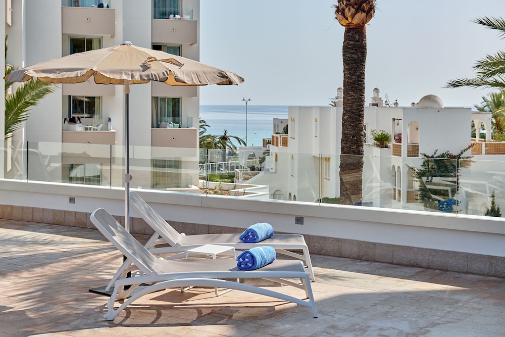 Hipotels Bahía Grande Aparthotel — Hotel building in Cala Millor, Balearic Islands