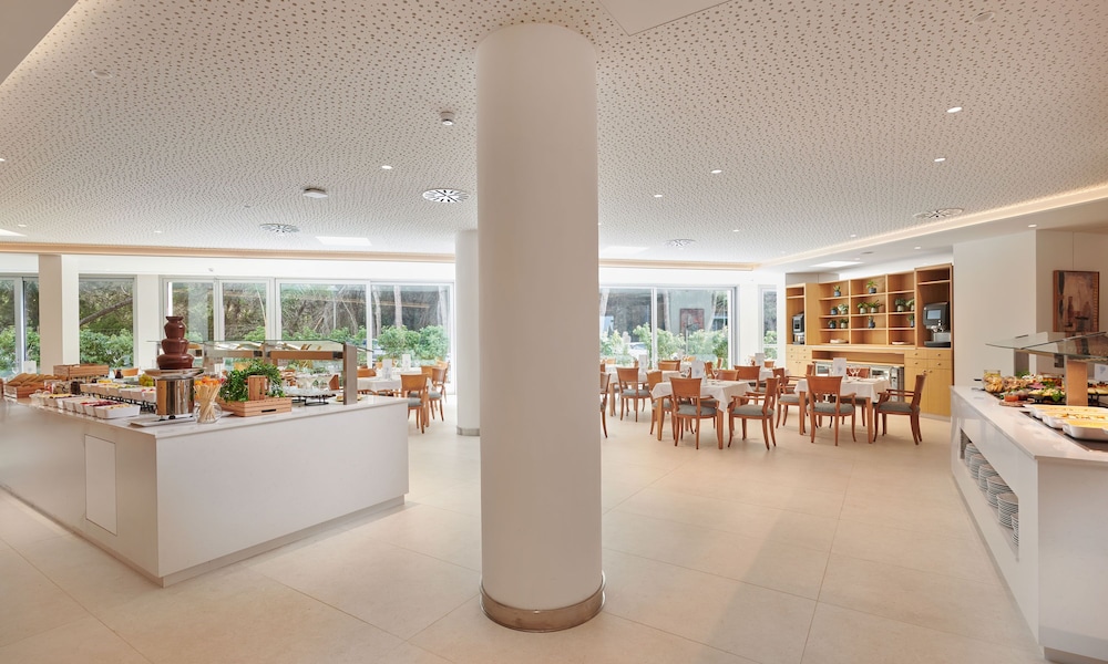 Hipotels Bahía Grande Aparthotel — Restaurant & bars in Cala Millor, Balearic Islands
