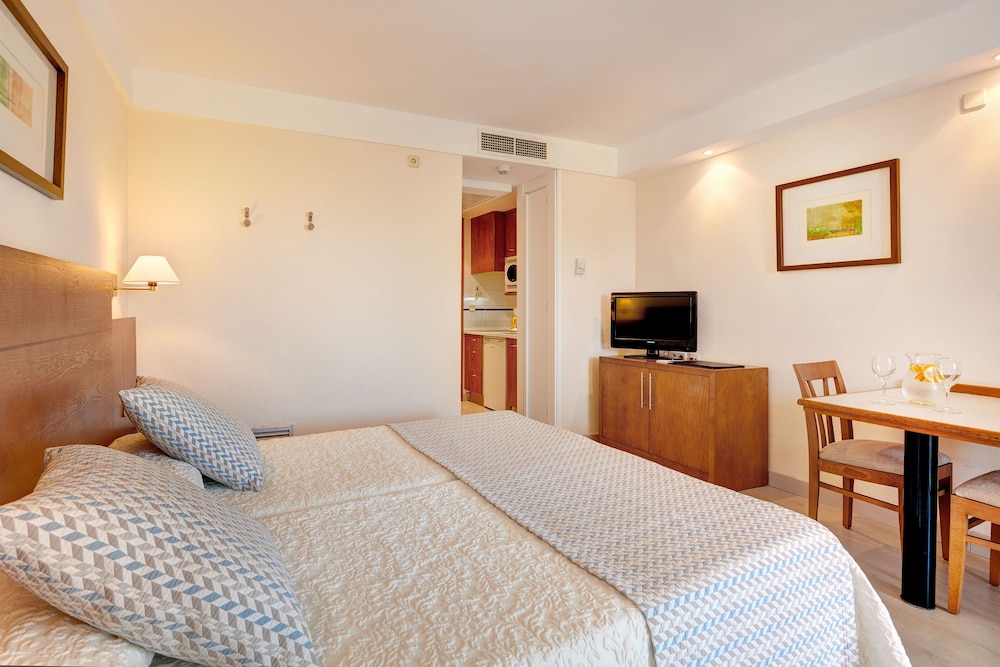 Hipotels Bahía Grande Aparthotel — Hotel rooms in Cala Millor, Balearic Islands