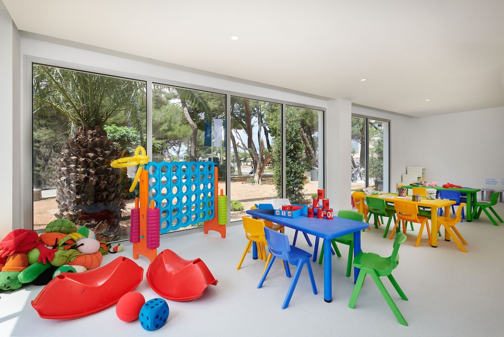 Hipotels Bahía Grande Aparthotel — Attractions for children in Cala Millor, Balearic Islands