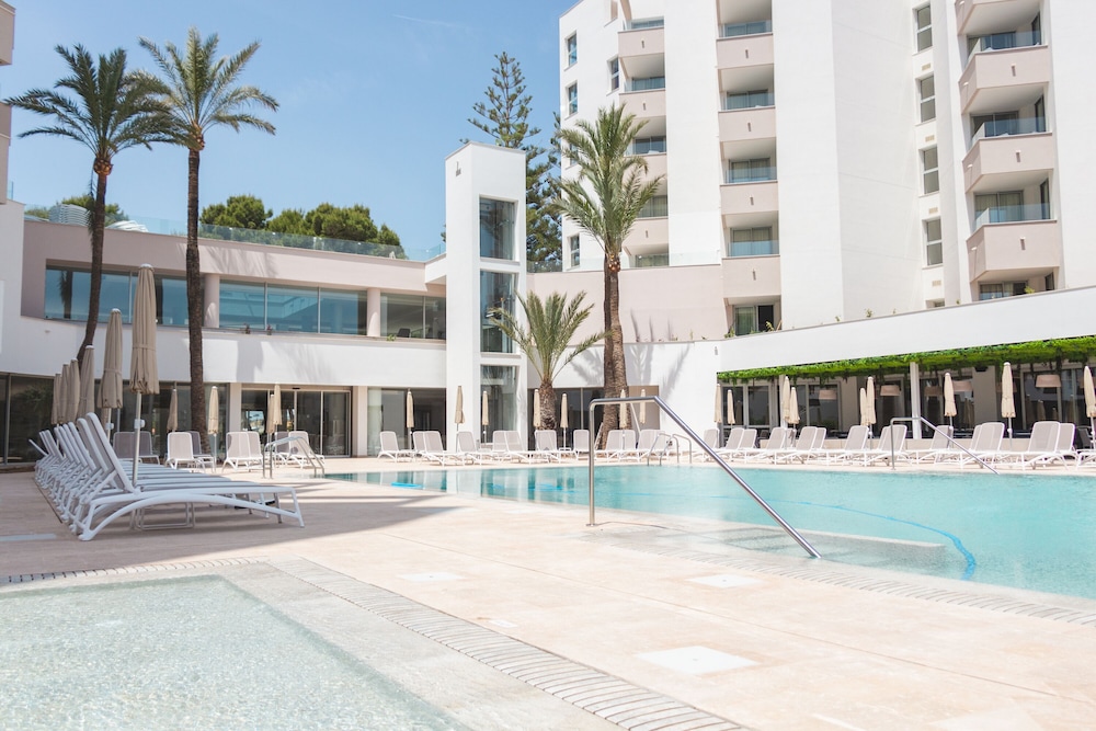 Hipotels Bahía Grande Aparthotel — Swimming pool in Cala Millor, Balearic Islands