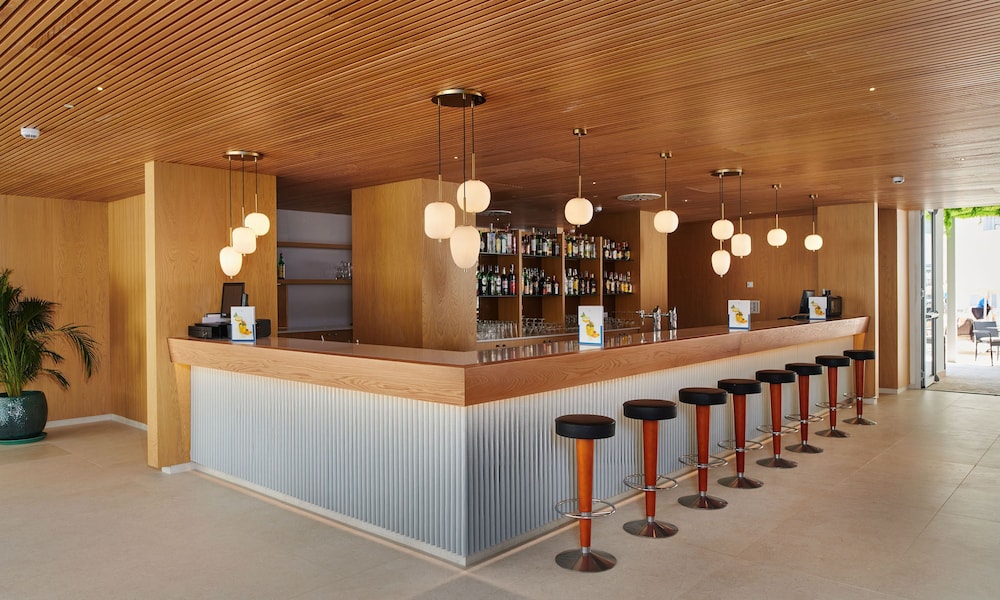 Hipotels Bahía Grande Aparthotel — Restaurant & bars in Cala Millor, Balearic Islands