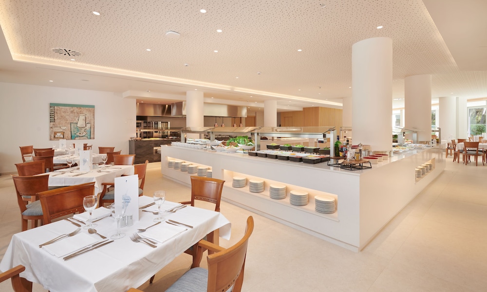 Hipotels Bahía Grande Aparthotel — Restaurant & bars in Cala Millor, Balearic Islands