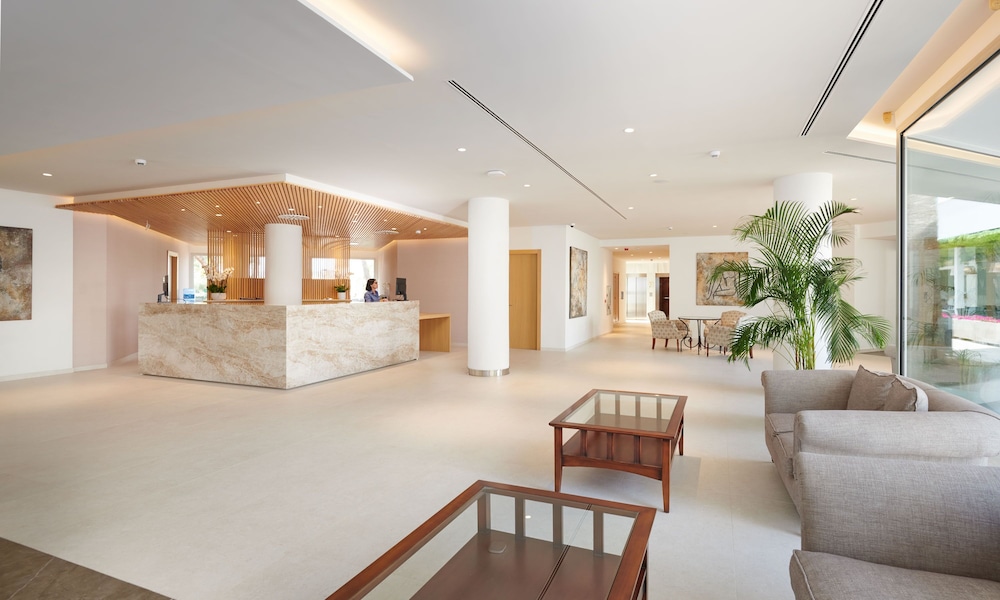 Hipotels Bahía Grande Aparthotel — Hotel building in Cala Millor, Balearic Islands