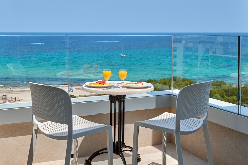 Hipotels Bahía Grande Aparthotel — Beach in Cala Millor, Balearic Islands