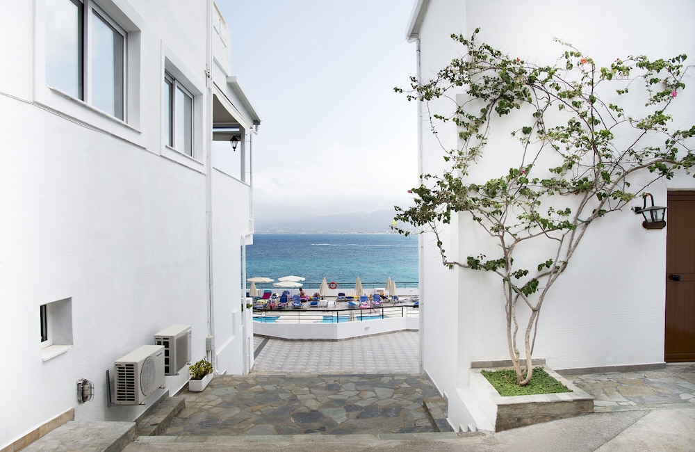 Horizon Beach Hotel — Hotel building in Stalida