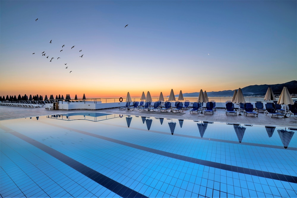 Horizon Beach Hotel — Swimming pool in Stalida