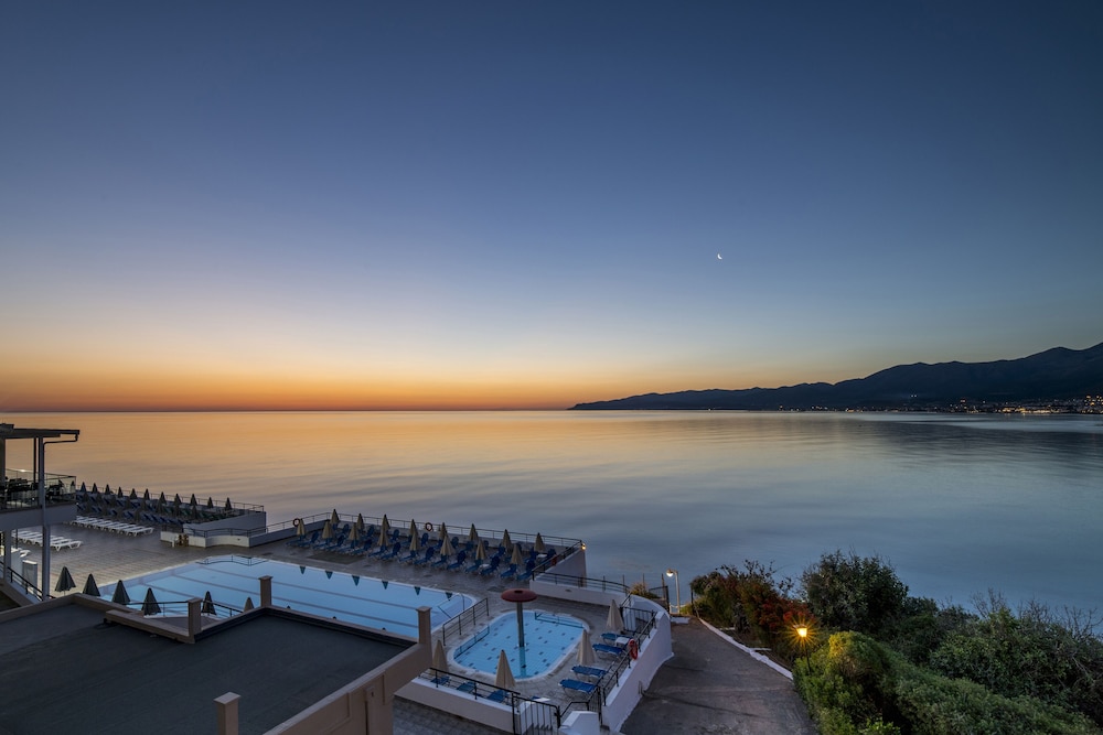 Horizon Beach Hotel — Swimming pool in Stalida