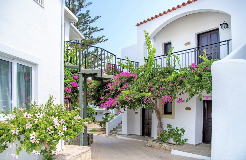 Horizon Beach Hotel — Hotel building in Stalida