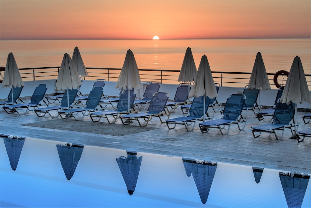 Horizon Beach Hotel — Swimming pool in Stalida