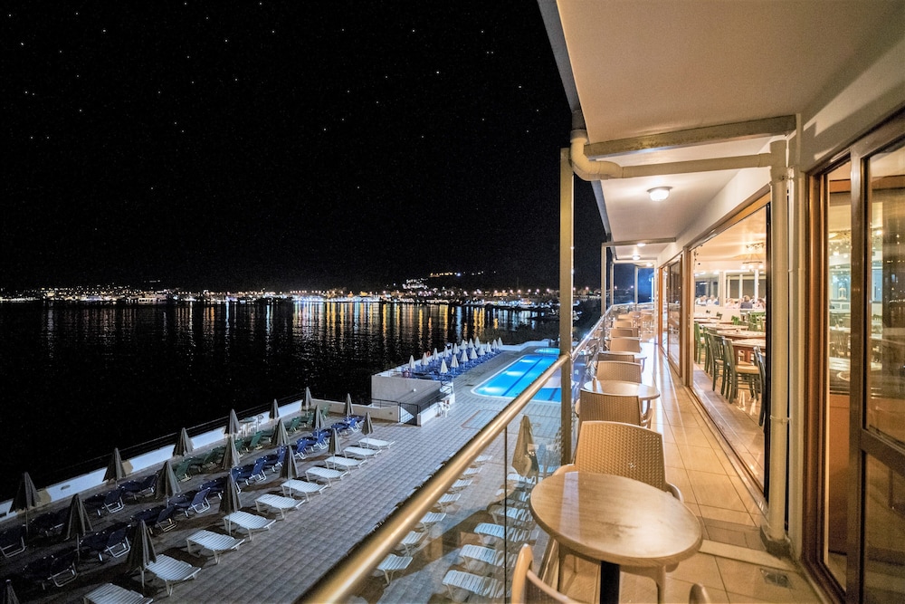 Horizon Beach Hotel — Restaurant & bars in Stalida