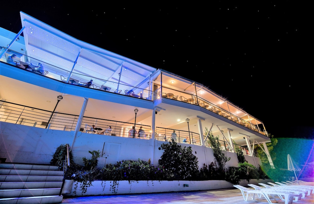 Horizon Beach Hotel — Restaurant & bars in Stalida