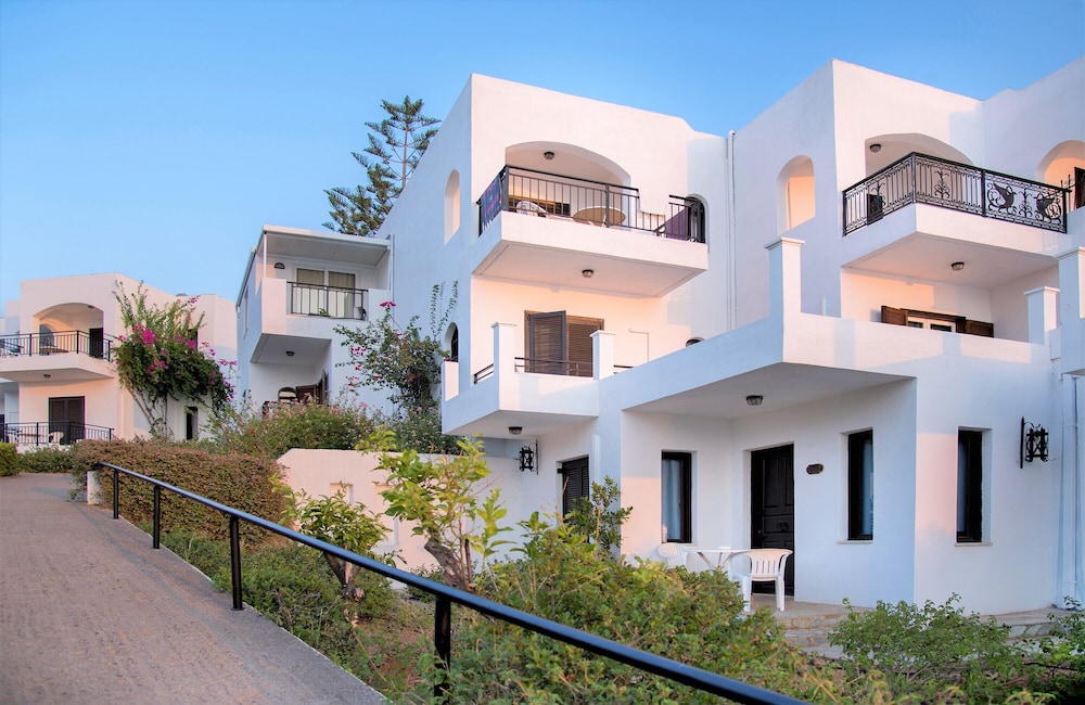 Horizon Beach Hotel — Hotel building in Stalida