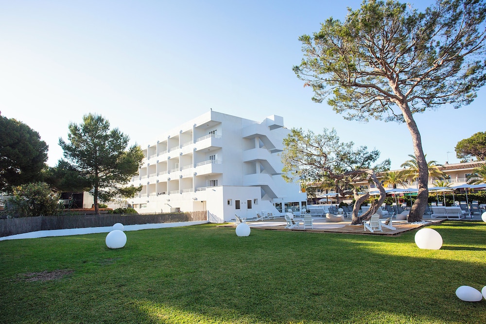 BQ Sarah Hotel - Adults Only — Hotel building in Can Picafort, Balearic Islands