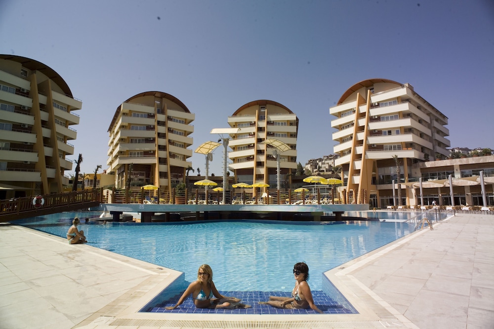 Alaiye Resort & Spa Hotel - All Inclusive — Swimming pool in Alanya