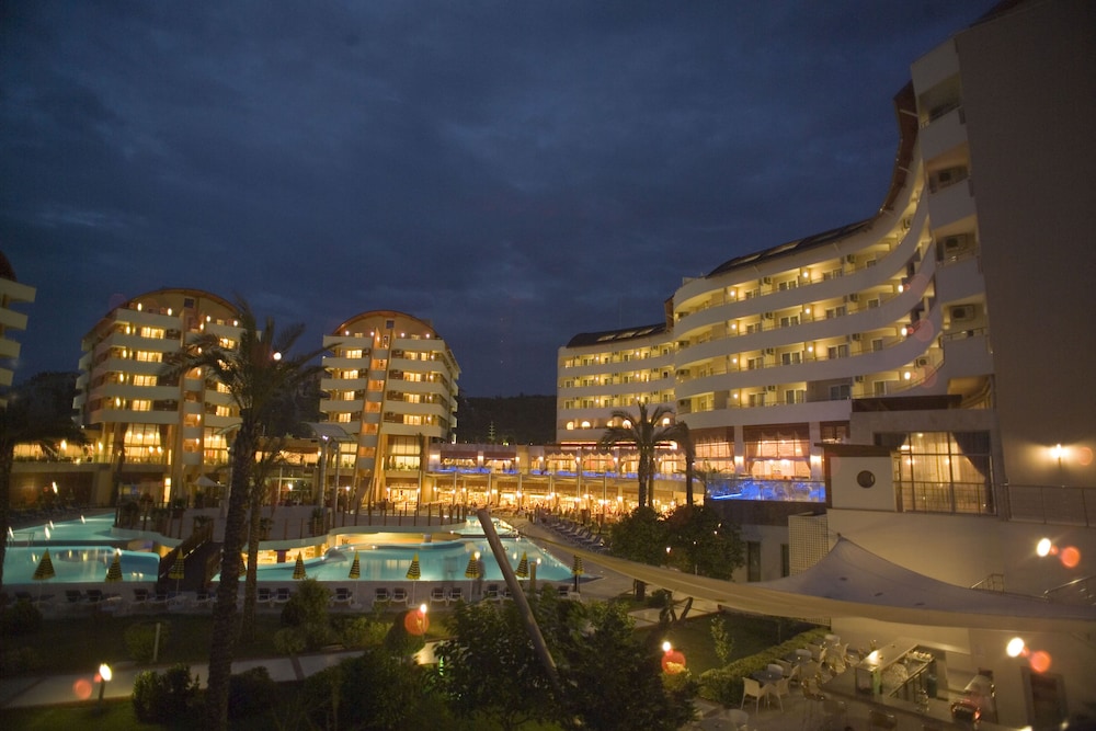 Alaiye Resort & Spa Hotel - All Inclusive — Hotel building in Alanya
